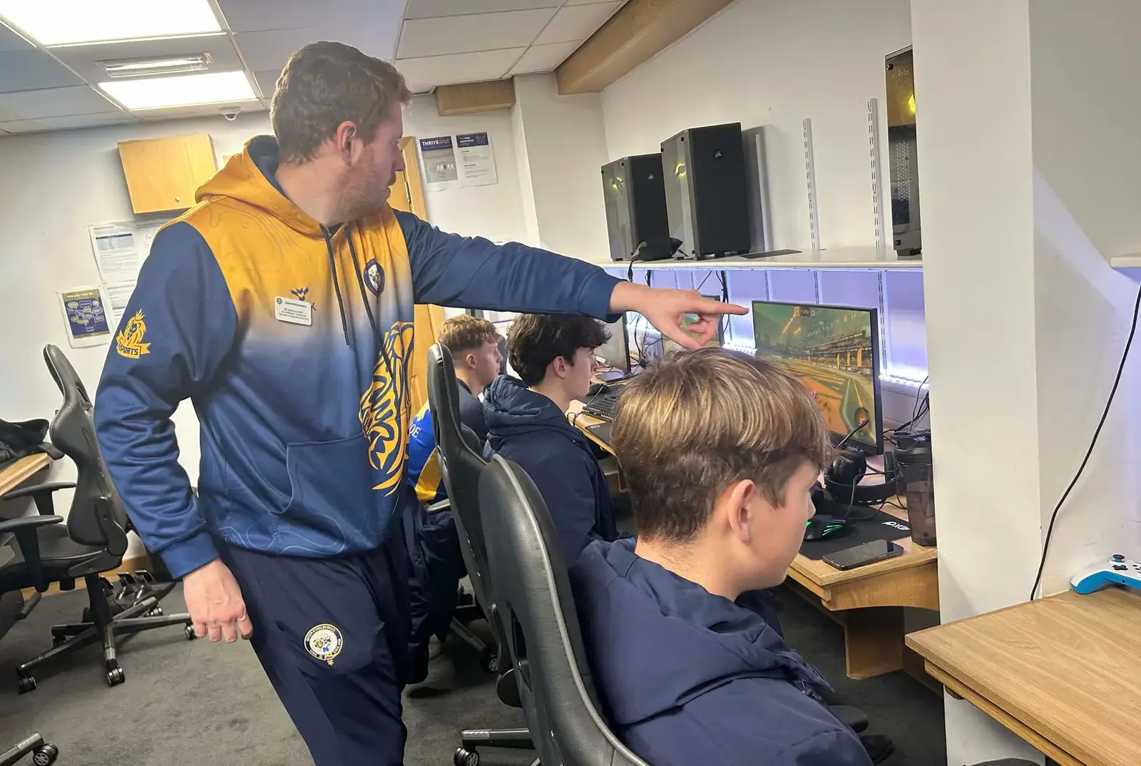 Teacher helping a student in Valorant for an Esports competition.