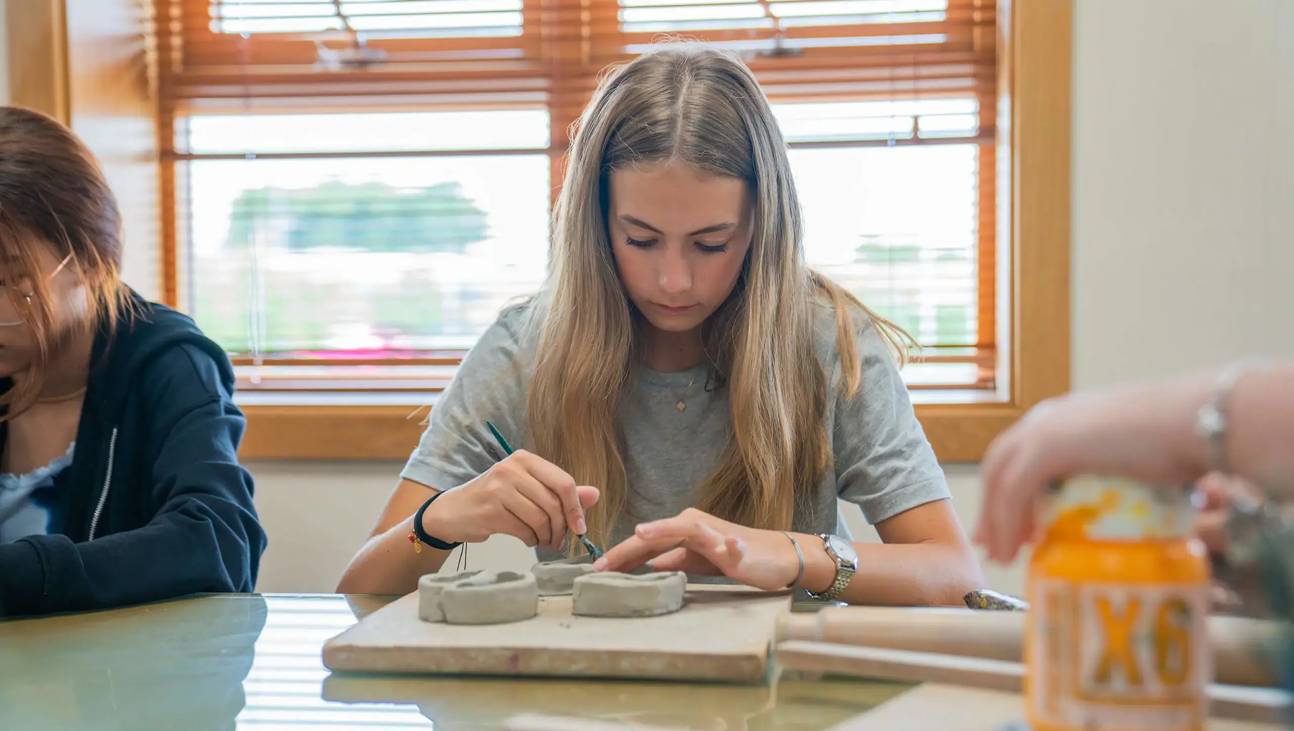 Student in an art lesson at International Summer School.