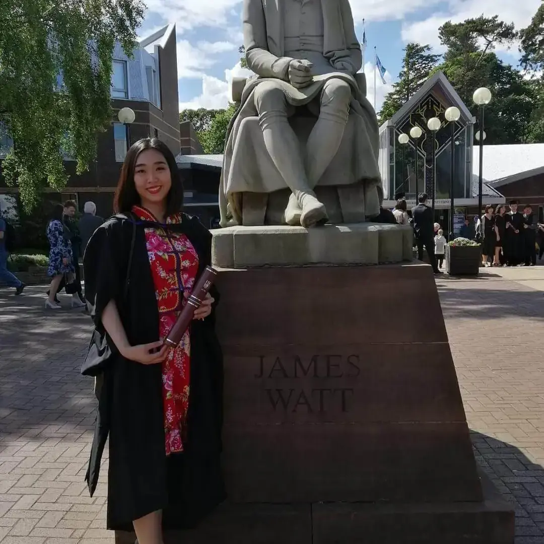 Alumna student graduating from university.