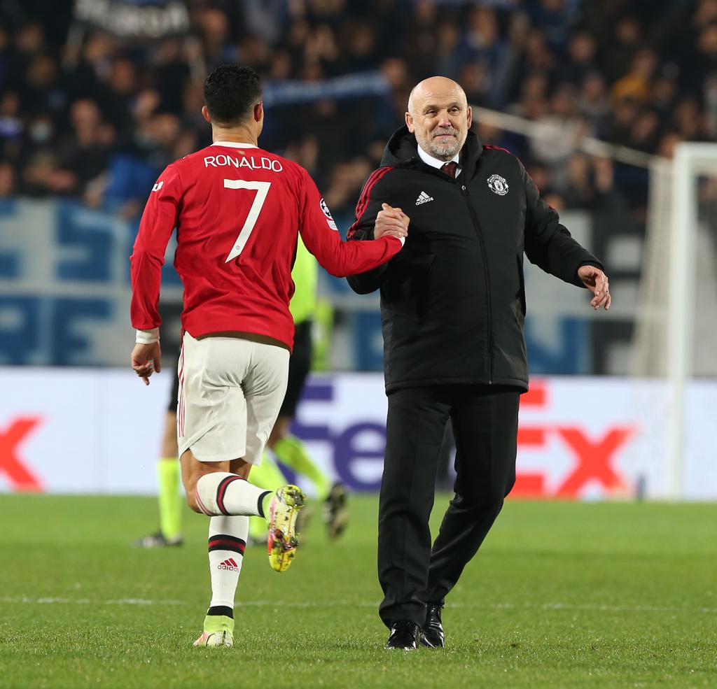 Mike Phelan shaking hands with Ronaldo.